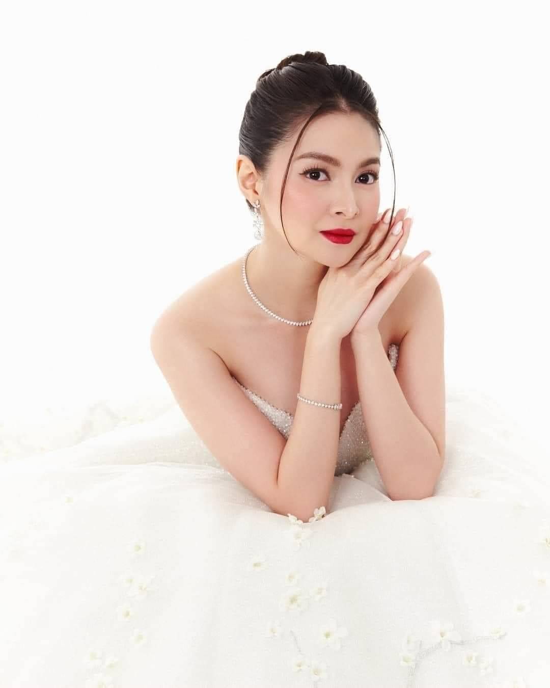 TINULUNGAN ni Barbie na makabangon ang nadapang si Herlene Budol sa
GMA Gala 2024.